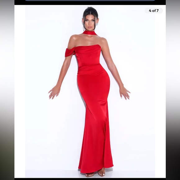 Red satin gown - Picture 8 of 8